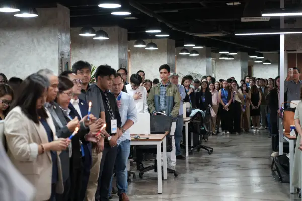 people lining